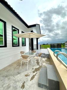 Πισίνα στο ή κοντά στο Azzahra Sawah Homestay Unit A
