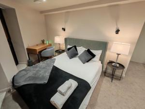 リーズにあるLuxury 2-Bedroom Penthouse with Stunning Views and Parking - Leeds City Centreのベッドルーム1室(大型ベッド1台、枕2つ付)