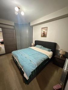 Ένα ή περισσότερα κρεβάτια σε δωμάτιο στο Sunny