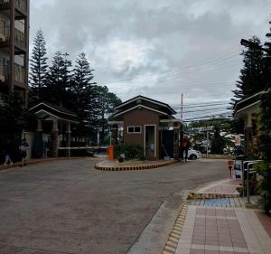 una calle con un pequeño edificio al lado de la carretera en Cozy City Stay in Baguio, en Camp Seven 28 fotos más