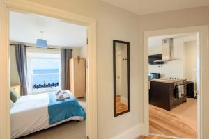 En eller flere senge i et værelse på two bed Seafront apartment - sea views