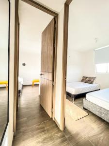 Zimmer mit 2 Betten und einem Schrank in der Unterkunft Apartamento Ideal cerca de Zona Industrial, Terminal y Centro Comercial in Cartagena de Indias