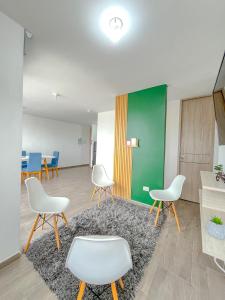 an office with chairs and a rug in a room at Apartamento Ideal cerca de Zona Industrial, Terminal y Centro Comercial in Cartagena de Indias