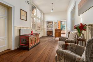 a living room with a table and chairs at Villa Bianca am Huy in Dingelstedt
