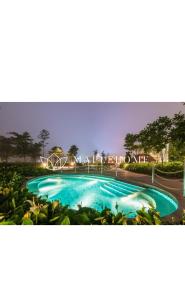 ゲンティンハイランドにあるWindmill upon hills luxurious sky villa350の夜のスイミングプールの写真 +5枚の写真