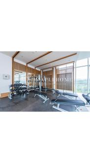 ゲンティンハイランドにあるWindmill upon hills luxurious sky villa350のジム(トレッドミル数台、大きな窓付)