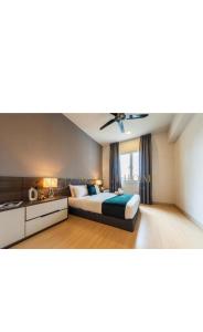 ゲンティンハイランドにあるWindmill upon hills luxurious sky villa350のベッドと天井扇風機のある寝室