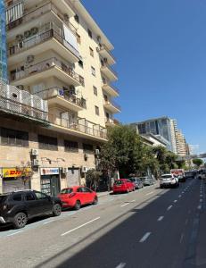 eine Straße mit Autos, die an der Seite eines Gebäudes geparkt sind in der Unterkunft Merdionale51 in Neapel + 19 Fotos