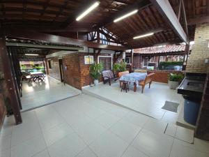 Εστιατόριο ή άλλο μέρος για φαγητό στο Chalé Aconchegante com Vista para Piscina