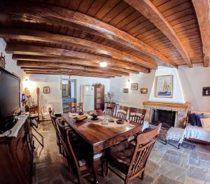 una sala da pranzo con tavolo e sedie in legno di Harikleia & Maria Kefala's Land a Kissós