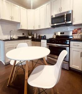 Kuchyň nebo kuchyňský kout v ubytování Apartment close to Art museum center city