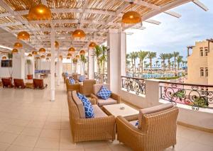 eine Resort-Lobby mit Korbstühlen und Blick auf das Meer in der Unterkunft Sea Beach Edge By Rotana in Sharm El Sheikh