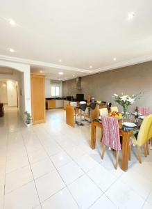 une salle à manger et un salon avec une table et des chaises dans l'établissement Spacious 4-Bedroom Apartment with Sea View, à San Ġiljan