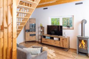 a living room with a fireplace and a television at Overkamps - das Ferienhaus Odernheim in Odernheim