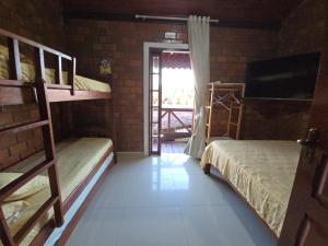 ein Zimmer mit zwei Etagenbetten und einem Fenster in der Unterkunft Casa Equipada e Confortável p seu Lazer em Gravatá in Gravatá + 27 Fotos