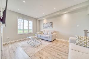 Φωτογραφία από το άλμπουμ του Spacious 3BR Townhome Near Casino & Thermea Spa σε Ajax