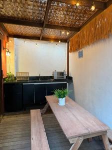 プライア・ド・フォルテにあるCasa Boha Praia do Forteの台所の上に鉢植えの木製テーブル