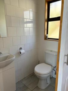 Koupelna v ubytování Oceanview Wooden Cottage + 36 fotografií