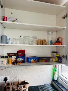 ジャイプールにあるLuxurious Modern Flat with Elegant Interiorsの食品棚