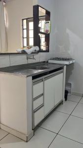eine Küche mit Spüle und Arbeitsplatte in der Unterkunft Lar Aconchego 2 in Palmas