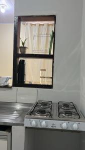 eine Küche mit einem Herdofen in einer Küche in der Unterkunft Lar Aconchego 2 in Palmas + 11 Fotos