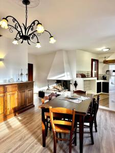 a kitchen and dining room with a table and chairs at Le Dimore di Giove in Bevagna