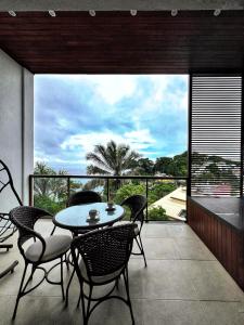 eine Terrasse mit Tisch und Stühlen auf einem Balkon in der Unterkunft Amerigo Vespucci Mar e Ceu in Morro de São Paulo