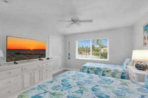 Ένα ή περισσότερα κρεβάτια σε δωμάτιο στο Ocean View 2 bedroom Condo Pool Key Colony Beach +34 φωτογραφίες