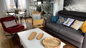 a living room with a couch and a table at Villa Noroit in Cherrueix