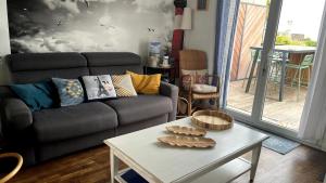 a living room with a couch and a table at Villa Noroit in Cherrueix