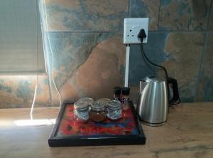 Kaffe- og tefaciliteter på Lalapanzi Cottage Solar Power Filtered Water