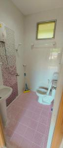 een badkamer met toilet en wastafel bij The Peaceful Villa No2 in Thongsala