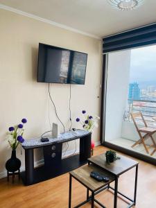 a living room with a desk and a large window at Fantástico Departamento Central-2Hab-2Baños in Antofagasta