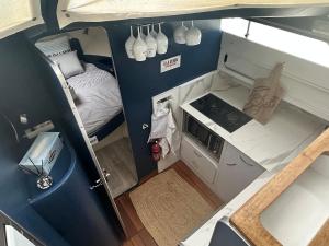 an interior view of a small kitchen in an rv at Vedette location à la nuitée sur l eau in Valence