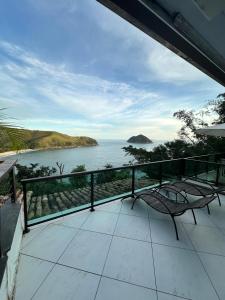 ein Blick auf das Meer vom Balkon eines Hauses in der Unterkunft Paraíso de Toque Toque Grande in São Sebastião + 31 Fotos