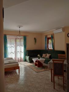 Ένα ή περισσότερα κρεβάτια σε δωμάτιο στο Marika Apartmanház