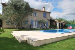 a house with a swimming pool in a yard at VILLA KAPETANAKIS in Redessan