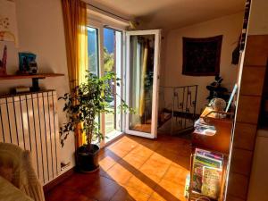 een keuken met een open deur naar een kamer met een plant bij Casa Mare & Monti in Caprauna