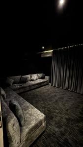 ein Wohnzimmer mit zwei Sofas vor einem Vorhang in der Unterkunft شقة الراحة in Tabuk