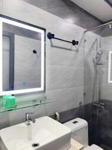 Un baño con lavabo, espejo e inodoro. en Four P Home Phu Nhuan, en Ho Chi Minh 25 fotos más