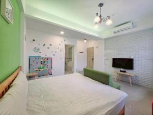 a bedroom with a large bed and a tv at Q House in Puli