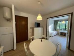 a kitchen and dining room with a table and chairs at Villetta con giardino di fronte al mare in Principina a Mare