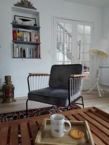 sala de estar con silla y mesa de centro en Villa kormoran, en Carnac