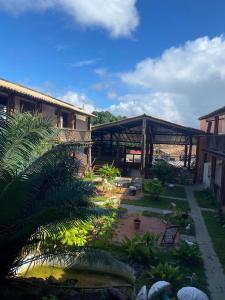 un edificio con una palma di fronte di Fantasias do Agreste - Pousada a Mangue Sêco