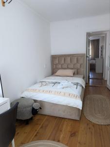 Un dormitorio con una cama grande y suelos de madera. en Moonflower residence 4645, en Bishkek