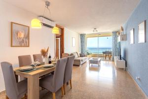 Un comedor y una sala de estar con mesa y sillas. en Paradise View, en Villajoyosa