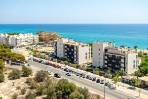una vista aérea de una ciudad con el océano en Paradise View, en Villajoyosa