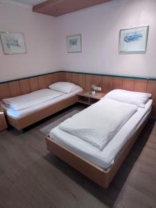 una stanza con due letti e un tavolo di Gästehaus Stögmüller ad Asten