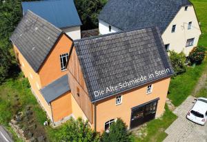 an overhead view of a house with a sign on it at Romantische und museal eingerichtete Ferienwohnung in Stein