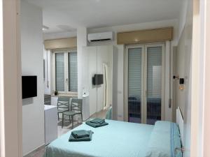 1 dormitorio con cama azul y baño en Sun&Home, en Siracusa